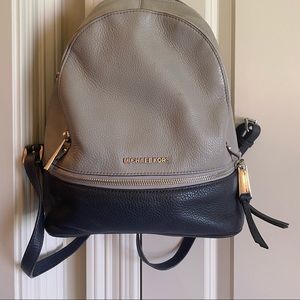 Beautiful Michael Kors bookbag purse. Good condition!!